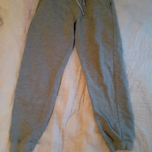 Grå mjukis byxor STL 158-164 - STL 158-164 använd ungefär 8 gånger,gråa mjukis byxor. Ungefär ett halvår 