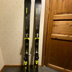 Head skidor - Längd; 158cm. Köptes för ca 6500kr. Knappt åkta på men priset kan vi diskutera litegrann. Helt magiska skidor, säljer endast för det var ett felköp för mig. Frakten kommer köparen behöva stå för!