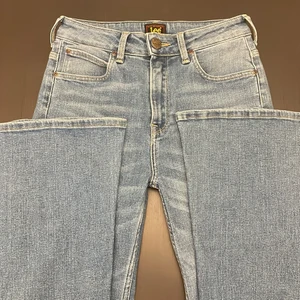 LEE boutcut jeans  - Snygga boutcutjeans från LEE aldrig använda då dom är lite för långa på mig då jag är 156 dom är midrise och i storlek w26/L31 för fler bilder och info kom skriv privat dom e helt nya och köpta för 899kr 