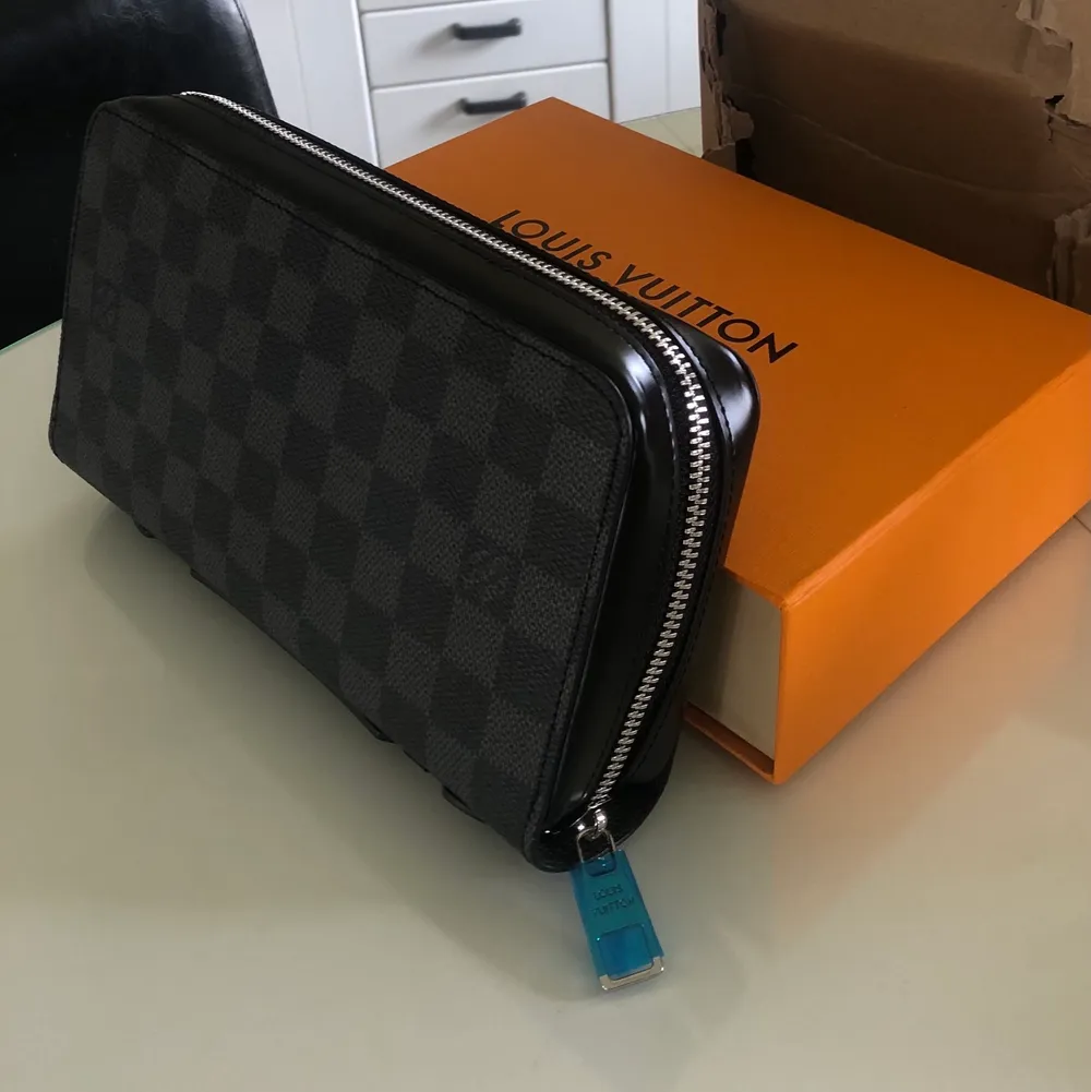 Hej! Säljer nu denna sjukt snygga Väsk/plånboken helt ny från Louis Vuitton i äkta läder. Kommer i sin kartong och med dustbag. Modellen heter Zippy XL Wallet . Väskor.