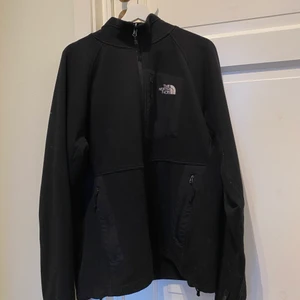 The north face cardigan liknande - Hej, säljer nu min The North Face cardigan liknande tröja. Den liknar modellen på bild 2. Den är i storlek Large och är i bra skick. Priset är inte hugget i sten. Hör av er vid frågor😃