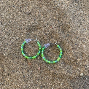 Gröna handmade hoops💚 - Gröna handmade hoops💚 ca 2 cm i diameter. Finns att få i större hoops. För mer kolla in hannashoops.com💚