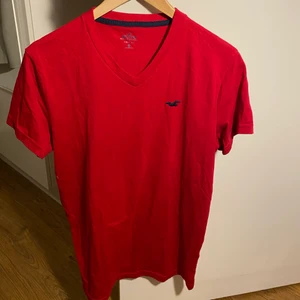 V-ringad t-shirt från Hollister, strl S - Röd v-ringad t-shirt, Hollister. Mycket gott skick. 