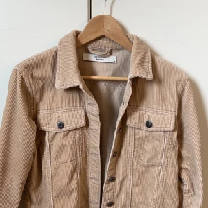 Jacka - Storlek 36. Manchester material. Beige färg. 150kr