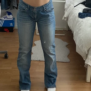 Vintage vila jeans  - Vintage lågmidjade vila boot cut/ straight jeans i 31/32 Midjemått: 74 cm Innerbenslängd: 79cm. Högsta bud är 240kr