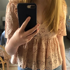 Söt blus med blommor från zara - Rosa blus från zara. Gott skick då den inte är så använd, strl S. 