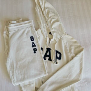 GAP mjukisset xs/s - Mjukis set från Gap köpt i USA. Säljes då det inte kommer till användning. Storlek xs i överdelen och s i byxor ✨