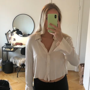 Blus från zara  - Snygg blus från zara i storlek s. Modellen är lite kroppad. Använd fåtal gånger så är i nyskick! 