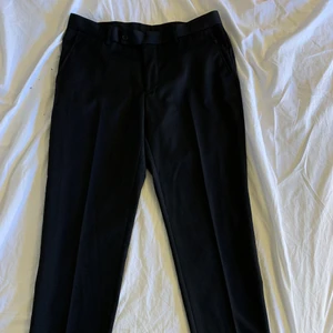 Dressman raka kostymbyxor - Snygga raka kostymbyxor från dressman! Letade en hel dag i min stad efter raka kostymbyxor och till slut hittade jag dessa! Är i storlek 31/32. Säljer dom nu eftersom jag har växt lite