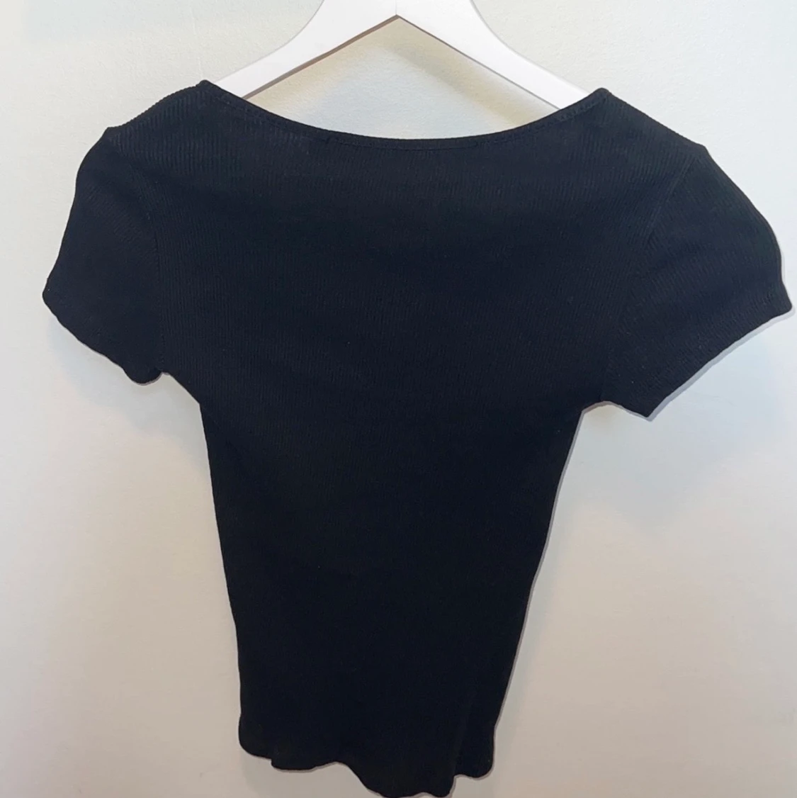 Svart topp med snören i S - 91