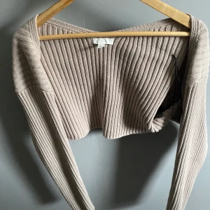 Tröja från hm - Tröja från hm som är använd 1 gång. Nyskick. Köpt för 200 och säljer för 100kr:)