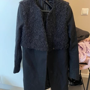 TIGER OF SWEDEN kappa - Säljer min tiger of sweden kappa då den inte kommer till användning längre. Material av 80% ull så den är både varm och snygg. Storlek XS.