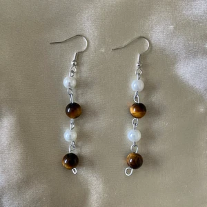 Tigers eye earrings🥐✨✨ - Handgjorde av mig✨ Med pärlor av tigeröga och vanliga vita pärlor🥰 Skriv gärna för fler bilder eller frågor! Alla beställningar får med klistermärken, och alla över 100! Får en gratis ring:) 