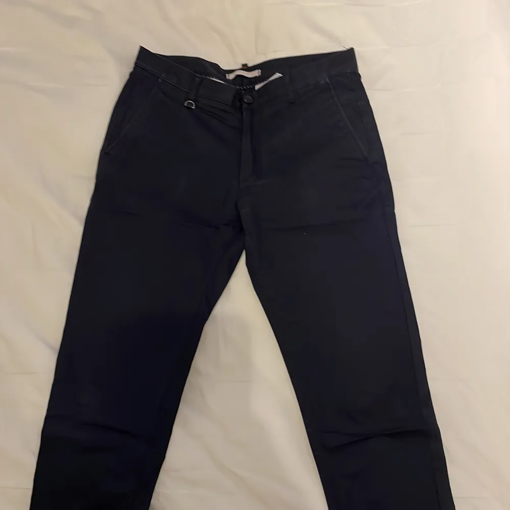 Blåa chinos från Zara skick 6/10 nypris 500kr. Jeans & Byxor.