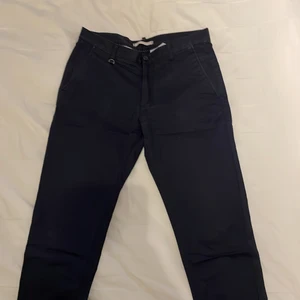 Blåa chinos  - Blåa chinos från Zara skick 6/10 nypris 500kr