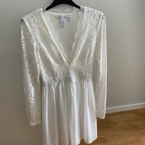Spetsklänning - Vit spetsklänning, oanvänd .