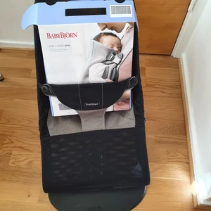 Babybjörn  - Bärsele som använt endast få gånger. Babybjörn stolen/vagan avtagbar lätt att tvätta inga slitars är i en god skick. 