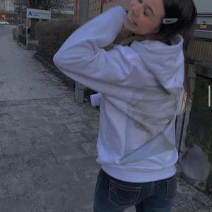 The cool elephant  - KAN GÅ NER I PRIS VID SNABB AFFÄR!!                 Lånad bild från deras instagram! Super fin hoodie från thecoolelephant, antique lady. Hoodien har bara provats men kände att den värkeligen inte var min stil och lät den bara då ligga på mitt rum, fortfarande mjuk ock skön på insidan och inga noppror(helt ny)Kom privat om du skulle vilja ha egna bilder eller om du har nå andra frågor! Storlek M för att den ska sitta oversized och fint! Nypris: 600😇