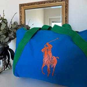 Polo väska - Rymlig väska söker nytt hem. Den är fake. Två små fläckar på undersidan.