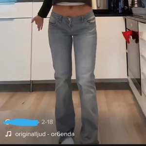 Populära jeans - Säljer dessa helt nya och oanvända jeans(första bilden är lånad)💗Storlek 36. Storleken är slutsåld på zalando. De är köpta för nästan 700kr men säljer nu för 600kr frakt ingår i priset💕💕💕