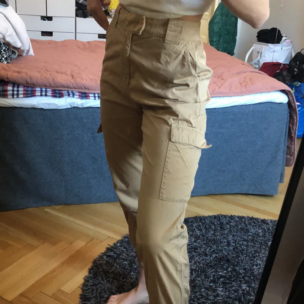 Beiga Cargo byxor från Stradivarius, använda 2 gånger. Jättesköna samt hela och rena! Möts gärna upp eller så står köparen för frakt:) pris kan såklart diskuteras . Jeans & Byxor.