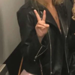 Zara skinnjacka  - Säljer denna skinnjackan från Zara, den är i fint skick! Spårbar frakt tillkommer och budgivning om flera är intresserade! 