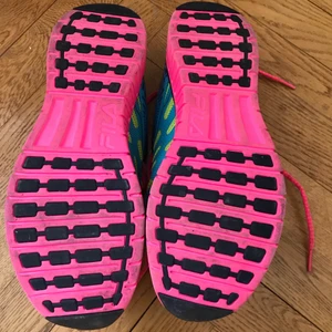 Fila stl 38,5 - Fila inomhusskor i nyskick. Använda en gång, men tyvärr fel passform för mina fötter. 