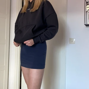 Blå kjol - Marinblå stretchig kjol i storlek xs (funkar för s med) ❤️❤️