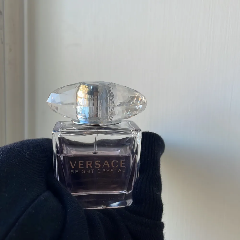 versace bright crystal parfym i 30ml storleken, använd några gånger men används inte längre 💓 köpt för 500kr . Övrigt.