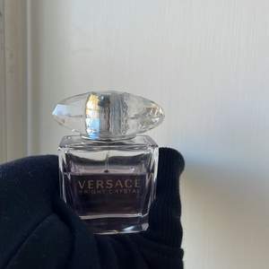 versace bright crystal parfym i 30ml storleken, använd några gånger men används inte längre 💓 köpt för 500kr 