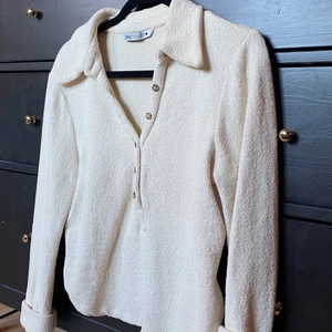 Zara tröja limited edition  - ZARA Limited sport edition! Köpte för 399, använd fåtal gånger pga blev för liten. I extremt skönt frottematerial med få knappar och krage. Jag är M men passar mer en S. Kom med egna förslag på pris