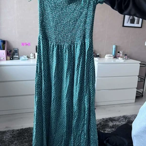 Sommarklänning - Sommarklänning som passar perfekt för sommaren. Storlek S från new yorker.