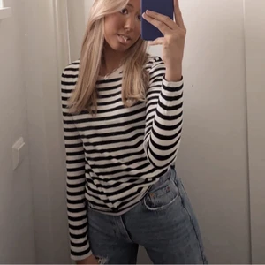 Randig tröja från Nelly - Säljer då jag tröttnat. Väl använd men ser ut som ny. Strl xs         Nypris 249 kr