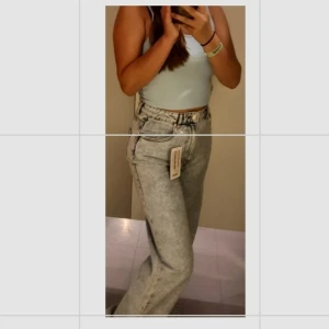 jeans  - säljer nu mina älskade jeans med slits jätte fin passform!! pris kan diskuteras
