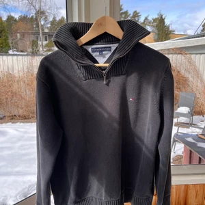 Half Zip Tommy Hilfiger Stl M - Snygg grå halfzip tröja gjord av Tommy Hilfiger. Sitter som en medium. 