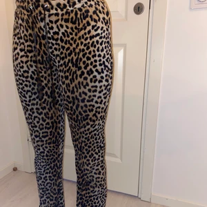 Mjukisbyxor från Gina Tricot!  - Säljer mina supersköna mjukisbyxor från Gina Tricot, använda en del men har inga defekter eller liknande! Storlek xs men passar mellan xxs-m för de är så stretchiga och att man kan knyta de i midjan! Älskar materialet men rensar min garderob! Kom privat vid frågor och funderingar! Priset kan diskuteras! ❤️Postar med spårbar frakt! 