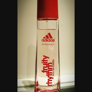 En stor Adidas parfym  - En Adidas parfym nästan aldrig använd då jag redan har en och fick en likadan i prinsent. Kan även tänka mig ett byta denna mot en annan parfym!