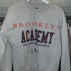 Sweatshirt  - Fin sweatshirt från Gina tricot som inte kommer till användning pga att jag har många grå tröjor redan. Knappt använd 