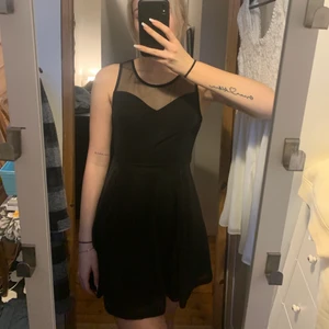 Svart klänning -   Denna svarta klänning har en avformning vid överdelen samt har ett tyg som sträcker sig ganska långt upp vid halsen.  Jag har inte använt den någon gång så den är i väldigt gott skick🤍  På nederdelen som man kan se i en av bilderna så är det ett tyg i kjolen som är ganska genomskinligt men det finns även en underdel som gör att man inte ser igenom.🤍