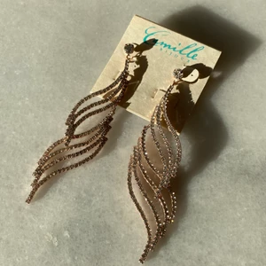 Guldiga örhängen  - Aldrig använda. Köparen står för frakt.