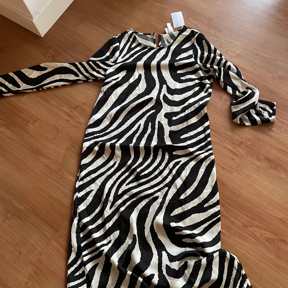 Helt ny klänning med zebramönster. Lappen sitter kvar. Säljer då den är för liten för mig. . Klänningar.
