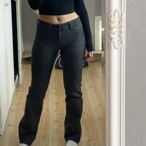 Lågmidjade jeans - Säljer dessa ursnygga grå lågmidjade jeans på grund av att de börjar bli för små. De är i riktigt bra skick, finns inga slitningar alls. Långa på mig som är ca 164 men det syns ej så tydligt på bilden. Skriv privat för fler bilder.