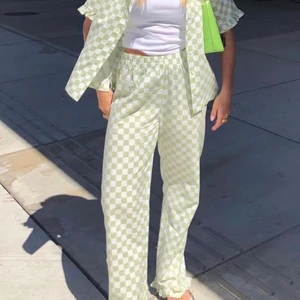 Rutiga byxor - Säljer dessa superfina rutiga byxor från märket Envii🙌🏻💗 Köpta i Köpenhamn i somras men ligger bara i garderoben. Inte alls använda så prislappen sitter kvar!⚡️ passar mig i längd som är 169, men skulle passa längre också. BUDA