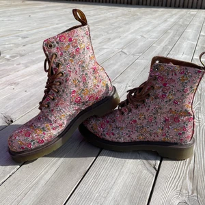 Dr martens  - Nu säljer jag mina ur snygga Dr martens som aldrig kommer till användning!! Perfekta till sommaren 🌸🌸 skorna är aldrig använda, så dom är i nyskick ✨ köparen står för frakten 📦