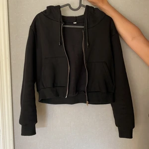 Zip Hoodie - Svart croppad zip hoodie, som tyvärr är för kort i ärmarna för mig. Strl L, men är väldigt liten för att vara det. Inte använd många gånger💕 Säljer för 40kr + frakt!!