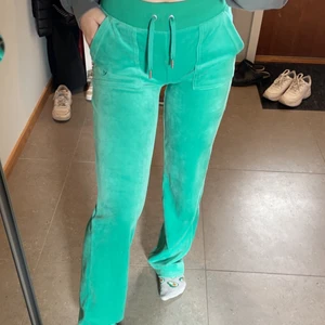 Juicy couture byxor  - Säljer dessa gröna juicy byxor som nästan är helt nya. Nyskick och passar jätte bra. Säljer för jag har ett par sen innan och känner att jag inte behöver två stycken. 