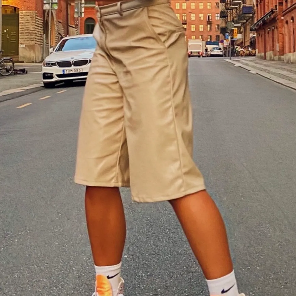 Begie shorts i läderimitation i strl 34 från weekday, (obs strl 38 på bilden), säljer pga av att de är försmå. Köparen står för frakten & betalning sker via Swish!<3. Shorts.