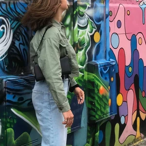 Grön jacka - Grön boxig croppad jacka från pull and bear. Så fin och väldig bra skick! Använder inte längre då den tyvärr blivit för liten för mig. Kan skicka mer bilder om det behövs 💛 köparen står för frakten 