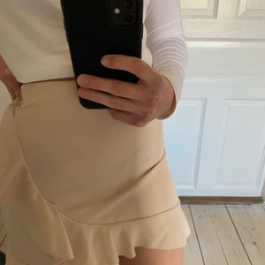 Rosa kjol - Jätte söt rosa kjol med en volang. Väldigt bra skick💕