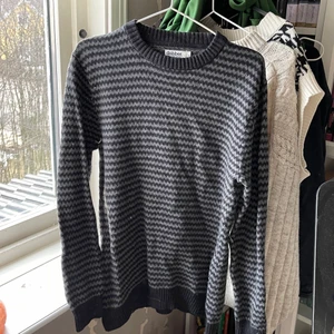 tröja från dobber - en superfin randig tröja från dobber i storlek m. säljs då den inte används. mjuk, sticks inte. 50kr + 66kr spårbar frakt :)